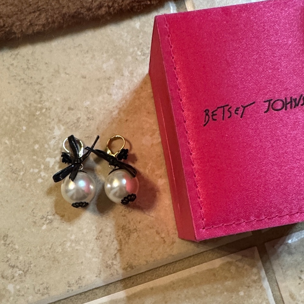 Betsey Johnson Black Bow Pearl Earrings